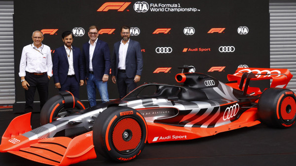 Formel-1-Chef Stefano Domenicali, FIA-Präsident Mohammed bin Sulayem, Audi-Chef Markus Duesmann und Audi-Entwicklungschef Oliver Hoffmann posieren (von links).