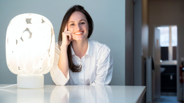 Die Designerin Hanne Willmann mit ihrer Lampe „Flakes“ in ihrem Berliner Studio im Februrar 2020