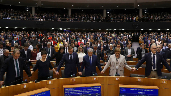 Hand in Hand singen die Parlamentarierinnen und Parlamentarier der Europäischen Union zum Austritt Großbritanniens – kein Freudenlied.