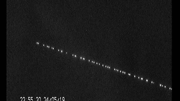 Diese Aufnahme der 60 in einer Reihe fliegenden Satelliten nahm der Amateurastronom Marco Langbroek am 24. Mai gegen 22:55 UTC in den Niederlanden auf.