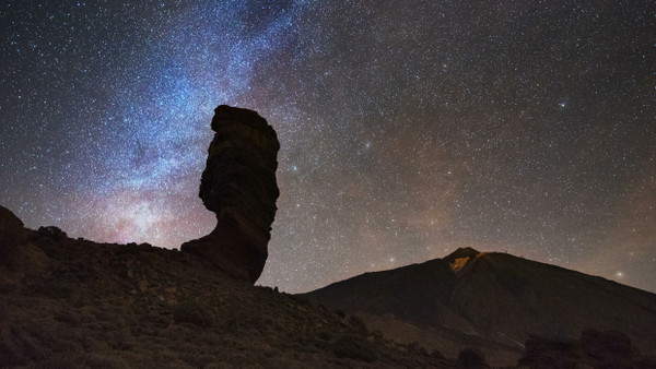 Im Teide-Nationalpark: Bizarre Steinformationen unter dem Sternenhimmel.