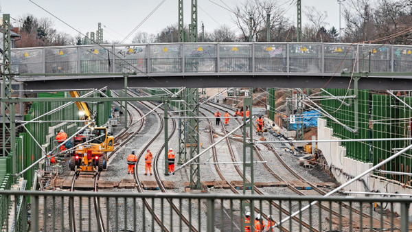 Aus zwei mach vier: An der Station Frankfurt-Eschersheim – dem engsten Abschnitt der Ausbaustrecke – waren die Arbeiten besonders herausfordernd.