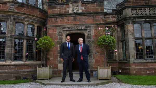 Irlands Premierminister Leo Varadkar und der englische Premierminister Boris Johnson vor einem Landhaus in Cheshire