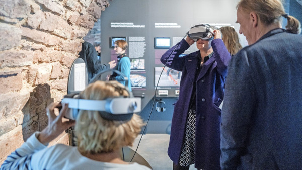 Virtual Reality im Gewölbekeller: Die Pop-up-Ausstellung im „Goldenen Apfel“ ist bis Sonntag zu sehen.