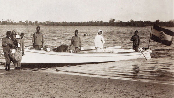 Pünktlichkeit, eisernes Pflichtbewusstsein: Diese Fotografie zeigt das Verladen von Briefbeuteln der deutsch-ostafrikanischen Post  in Dar es Salaam 1899   und suggeriert, dass es in deutschen Diensten auch Hilfspostboten zu etwas bringen konnten. Mit der Entkolonialisierung endete Europas Herrschaft über den Schriftverkehr.