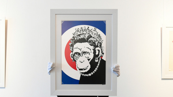 Streitobjekt: Ein Exemplar von Banksys „Monkey Queen“ (Mitte) 2020 in einer Londoner Aussstellung