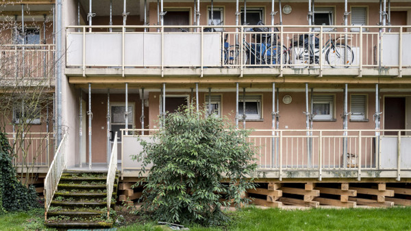 Auf diese Stützpfeiler können sie bauen: Die einsturzgefährdeten Häuser in Sindlingen sind noch teilweise bewohnt.