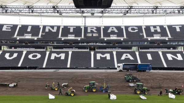 Grün und trotzdem wenig nachhaltig: Der Rasen im Waldstadion kostet nicht nur Geld, sondern frisst auch viel Energie.