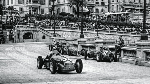 Ohne Sicherung: Juan Manuel Fangio rast 1950 in seinem Alfa Romeo unter anderem an Giuseppe Farina vorbei, der das Rennen nach seinem Unfall als Zuschauer verfolgt.