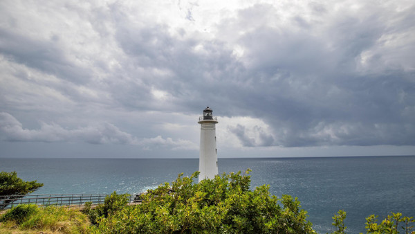 Wilde Küstenlandschaften sind eine gern gewählte Geschichtenkulisse: Leuchtturm auf Guadeloupe.