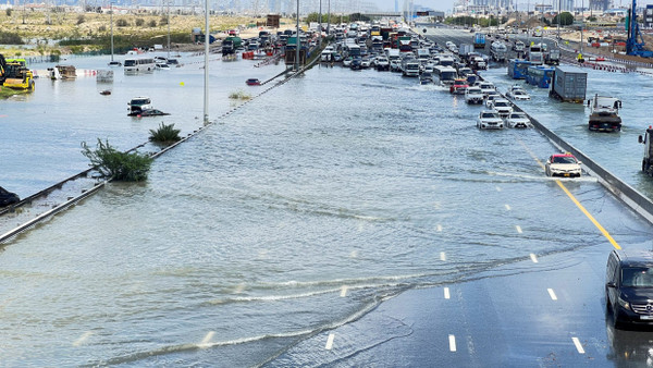 Dubai: Autos stecken auf einer überfluteten Straße fest.