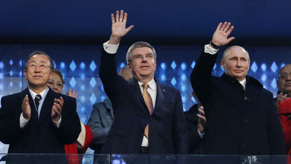 Sportsfreunde: IOC-Chef Thomas Bach (l.) und Wladimir Putin 2014 bei der Eröffnungsfeier der Olympischen Winterspiele in Sochi.