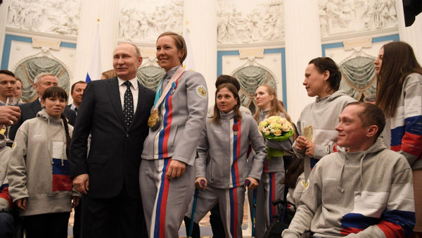 Auch für Para-Athleten gilt: Eine Trennung zwischen Politik und Sport gibt es in Russland nicht - wie hier während einer Ehrung der Sportler nach den Paralympics in Pyeongchang 2018.