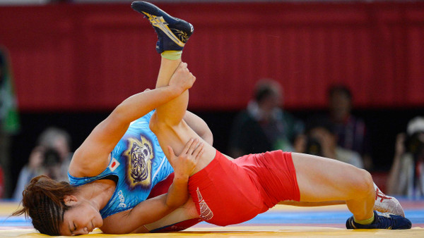 Konzentration, Kraft und nichts für schwache Nerven: Die Japanerin Kaori Icho setzt sich gegen die Chinesin Jing Ruixue 2012 in London beim Ringen Freistil durch und gewann Olympia-Gold.