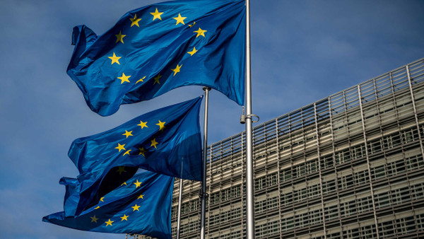 Europaflaggen wehen vor dem Sitz der Europäischen Kommission in Brüssel.