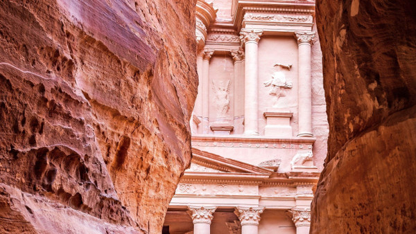 Weltbekannt und in der Wirklichkeit noch eindrucksvoller als auf jedem Foto: das Schatzhaus am Eingang von Petra.