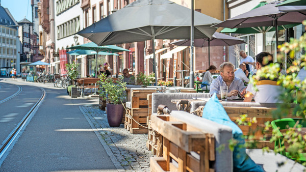 Essen und Trinken am Straßenrand: Gastronomen, die wie hier an der Braubachstraße auf öffentlichen Flächen servieren wollen, müssen künftig höhere Gebühr entrichten.
