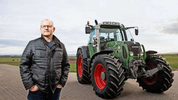 Protestbereit: Axel Strauß vor einem seiner beiden Traktoren auf seinem Geflügelhof bei Reinheim