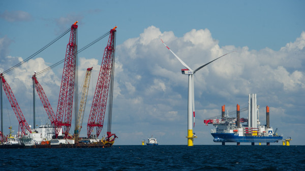 Dieses Bild zeigt den Baubeginn im Offshore-Windpark Baltic 2 in der deutschen Ostsee, es ist fast sechs Jahre alt. Zu wenige sind ihm gefolgt.