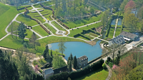 Perspektivwechsel: Aus der Luft sind die  Wassergärten von Annevoie fast genauso schön wie  am Boden.