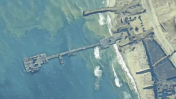 In Betrieb: Die provisorische amerikanische Anlegestelle vor der Küste des Gazastreifens am 16. Mai