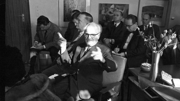 Generalstaatsanwalt Fritz Bauer, hier auf einer Pressekonferenz in Frankfurt am Main, hat maßgeblich zur Ergreifung Adolf Eichmanns in Argentinien beitragen.