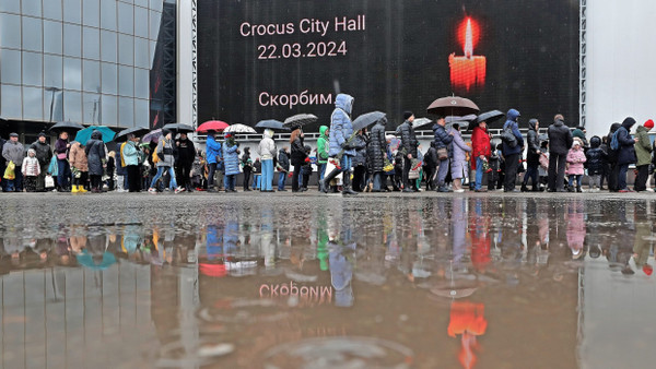 Kerzen, Blumen und Plüschtiere: Trauernde vor der „Crocus City Hall“ in Moskau am Sonntag