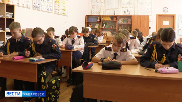 Cadet students in Chabarowsk write letters to Russian soldiers fighting in the Ukraine.