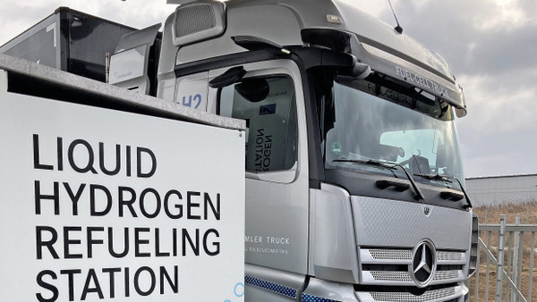 Die Lösung? Daimler Truck setzt auf flüssigen Wasserstoff.