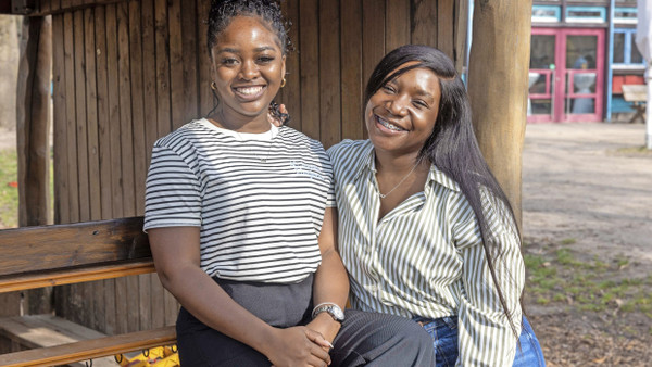 Von Afrika in den Taunus: Theresa Ndala (links) und Indileni Munghono aus Namibia arbeiten jetzt in Bad Homburg in einem Kindergarten.