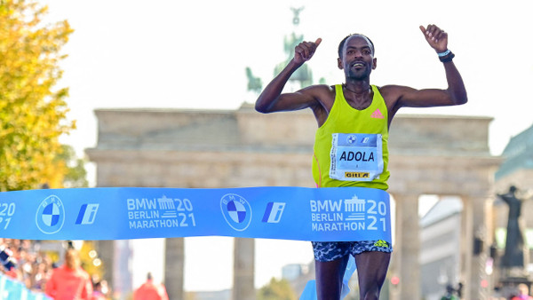 Guye Adola gewann 2021 den Berlin Marathon, jetzt greift er nach der Bestzeit in Frankfurt.