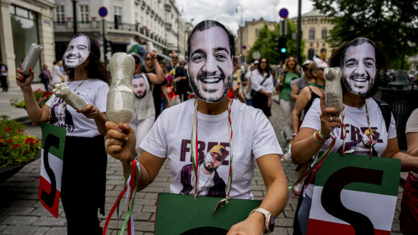 Exiliraner zeigen im Sommer 2023 in Oslo ihre Unterstützung für den inhaftierten Rapper Toomaj Salehi.