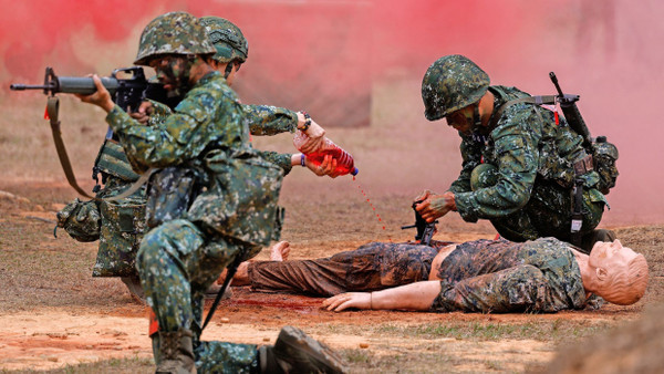 Trainieren für den Ernstfall: Wehrpflichtige üben in Taiwan an einem Dummy das Anlegen eines Verbandes.