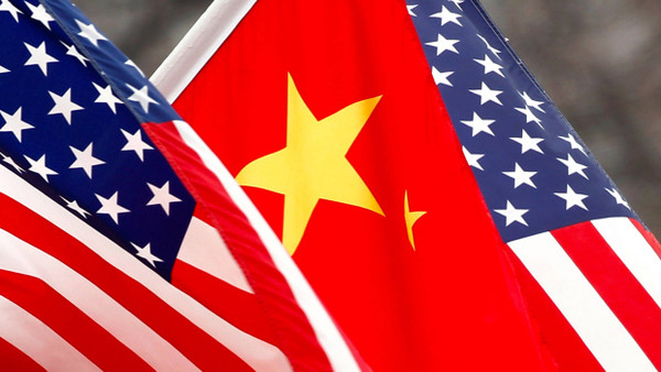 Amerikanische und chinesische Flaggen