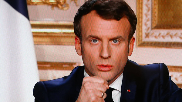 Er redet von Krieg: Der französische Präsident Emmanuel Macron am Montagabend in seiner Fernsehansprache.