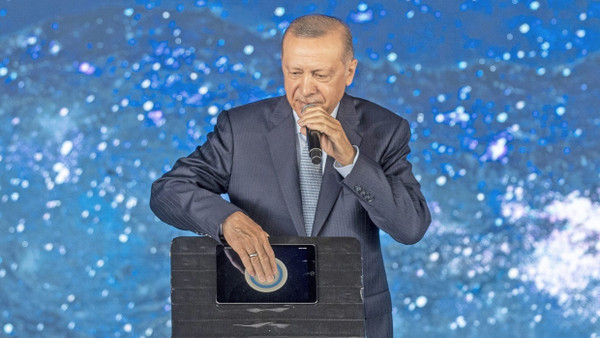Und dann drückt er auf den Knopf: Recep Tayyip Erdoğan am vergangenen Dienstag beim Startschuss des türkischen Kommunikationssatelliten Turksat 5B in Ankara derjenige, auf den sich alle Augen richteten.