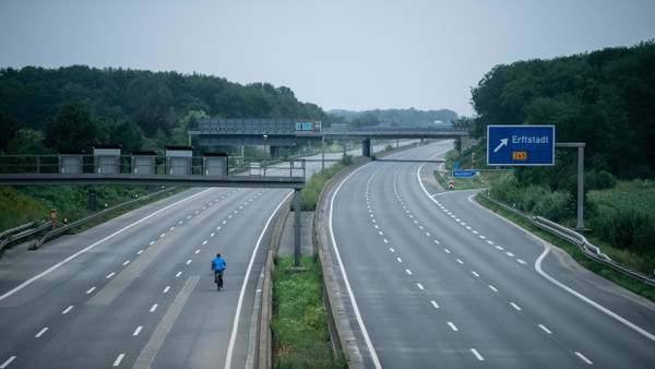 Ein Fahrradfahrer fährt über die gesperrte Autobahn A1 nahe Blessem in Erftstadt (Symbolbild).