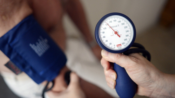 Für Patienten mit erhöhtem Blutdruck ein tägliches Ritual: die Blutdruckmessung.