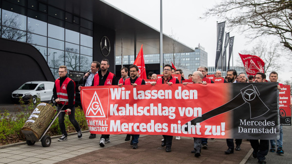 Mitarbeiter demonstrieren Mitte März vor der Mercedes-Niederlassung in Darmstadt. Auch die Belegschaft in Frankfurt fragt sich, wie es weitergeht.