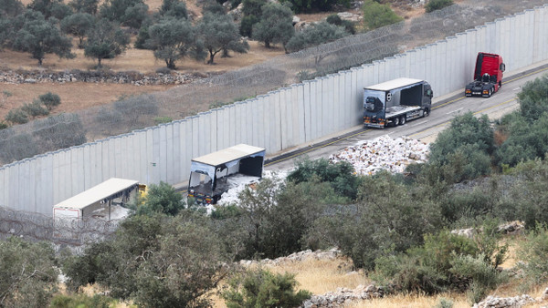 Zerstörte Lastwagen, die Hilfsgüter nach Gaza bringen sollten, stehen in der Nähe von Hebron.