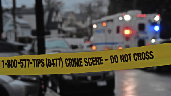 Polizeiabsperrung in Queens nach einer Messerstecherei mit tödlichem Ausgang