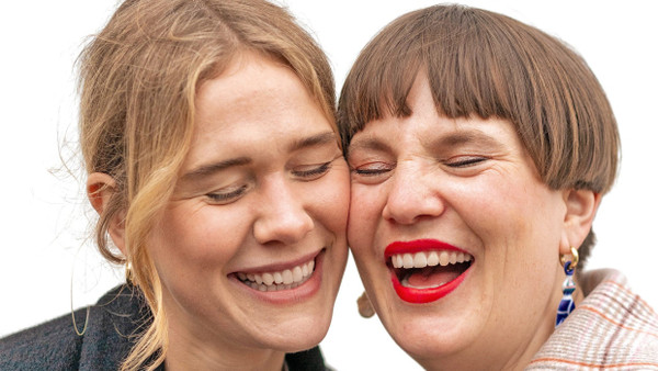 Sie trotzen der Entfernung: Friederike van Stephaudt (links) und Johanna Leifeld, seit 20 Jahren beste  Freundinnen, haben seitdem 15 Umzüge überstanden.