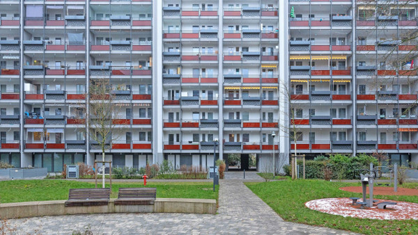 Aufgehübscht: Die Wohnblocks der GWH-Siedlung „Am Bügel“ sollen durch die farblichen Akzente freundlicher wirken.