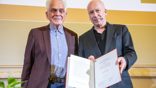 Köstliches Gefühl, mildtätig zu sein, wenn das Kapital aus guten Büchern einem Autor guter Bücher zufließt: Wolfgang Beck (links), der Stifter des Anders-Preises, mit Joseph Vogl, dem Preisträger des Jahres 2022, bei der Preisverleihung in Berlin.
