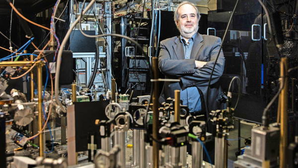 Mehr Physiklabor als Computerraum: Um die Rubidium-Atome zu kontrollieren, die als Quantenbits dienen sollen, braucht Gerhard Birkl aufwendige optische Vorrichtungen.