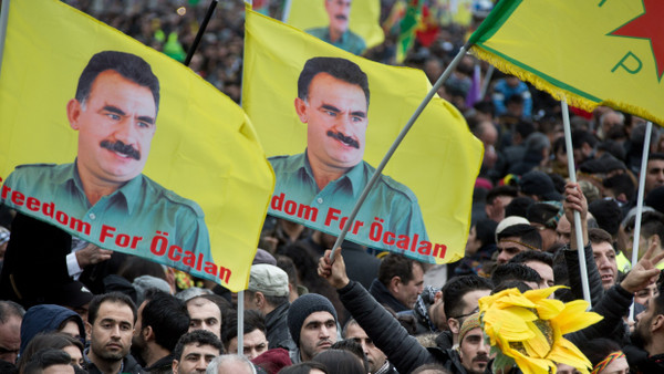 2017 in Frankfurt: 20 000 Menschen demonstrierten gegen Erdogans Politik, manche mit Bildern des PKK-Anführers Abdullah Öcalan.