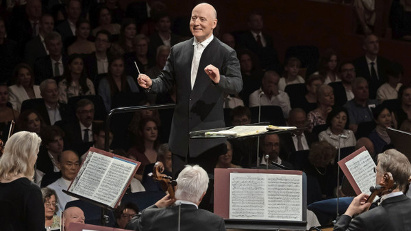 Ruft beim Lucerne Festival Orchestra eine lange nicht gehörte Qualität ab: Paavo Järvi dirigiert Gustav Mahlers dritte Symphonie.