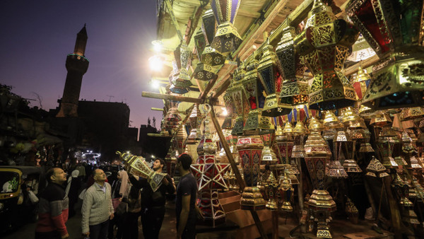 Vielerorts werden Häuser und Straßen im Ramadan mit Laternen geschmückt: Vorbereitungen auf den Fastenmonat in Kairo.