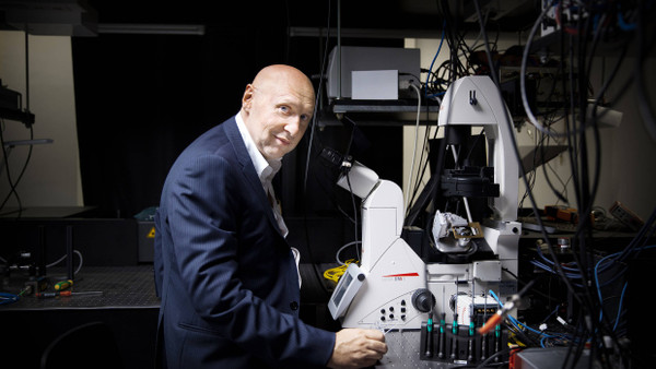 „Andere sind uns auf den Fersen“: Stefan Hell, Chemie-Nobelpreisträger von 2014, auf dem Heidelberger Innovationscampus.