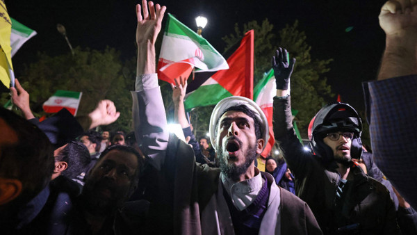 Demonstranten feiern am Sonntag in Teheran den Angriff auf Israel und protestieren vor der britischen Botschaft.